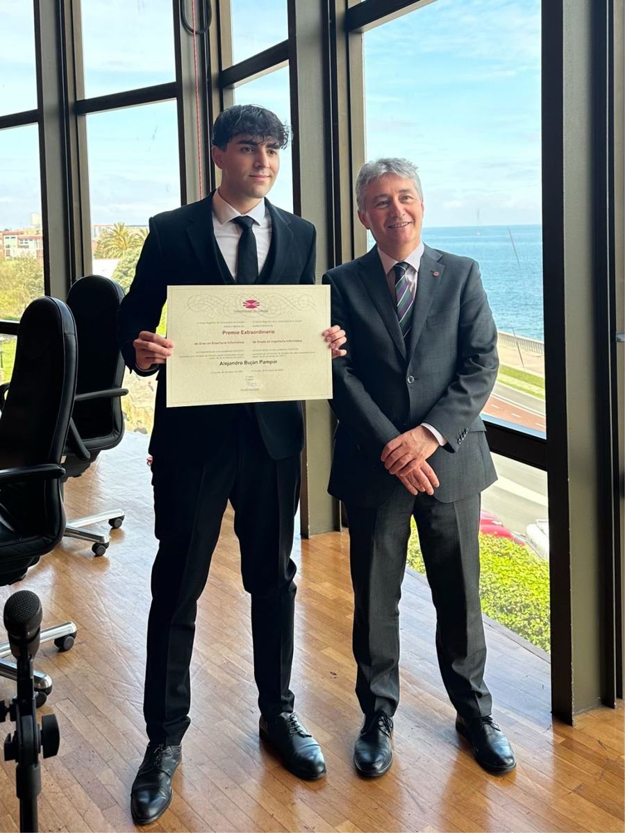 Alejandro receiving the Extraordinary Bachelor's Degree Award diploma at the University of A Coruña