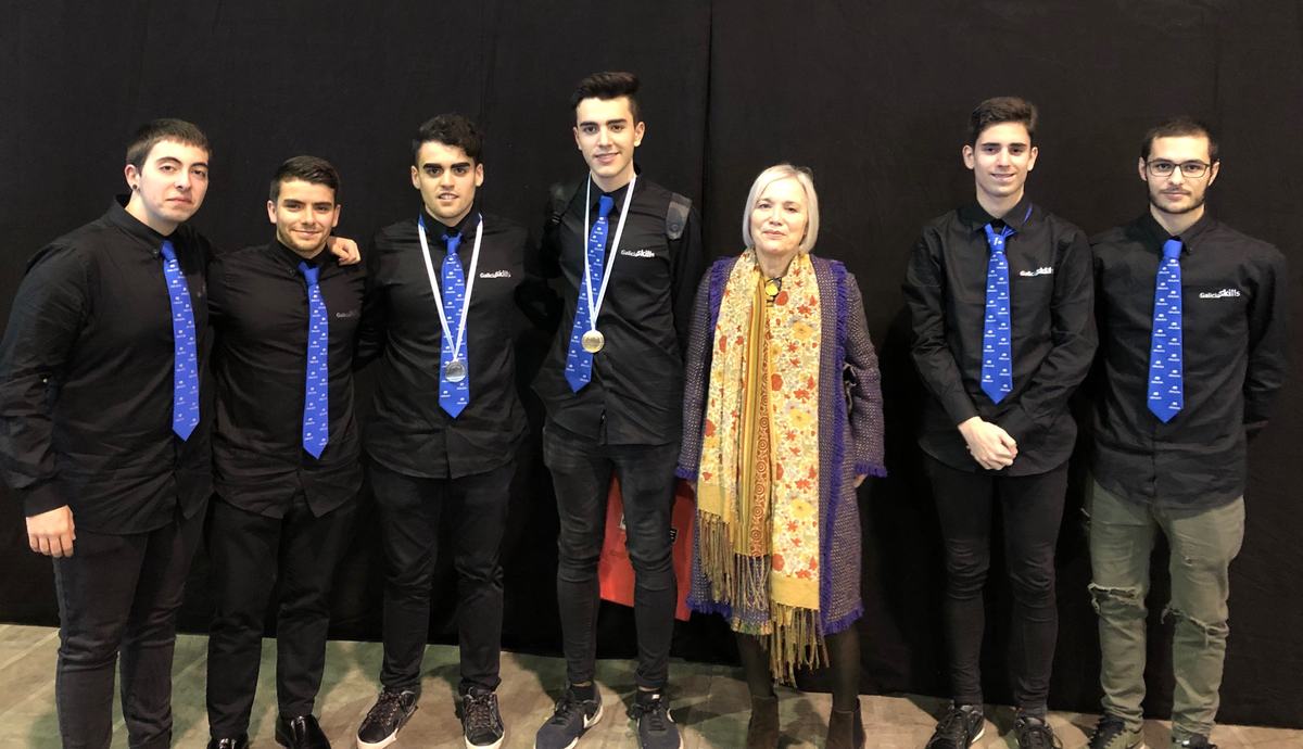 Alejandro wearing the gold medal with the GaliciaSkills 2018 team