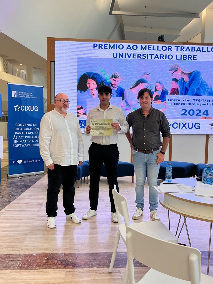 Alejandro holding the Best Open Licensed Thesis certificate at the Amtega/CIXUG award ceremony, 2024